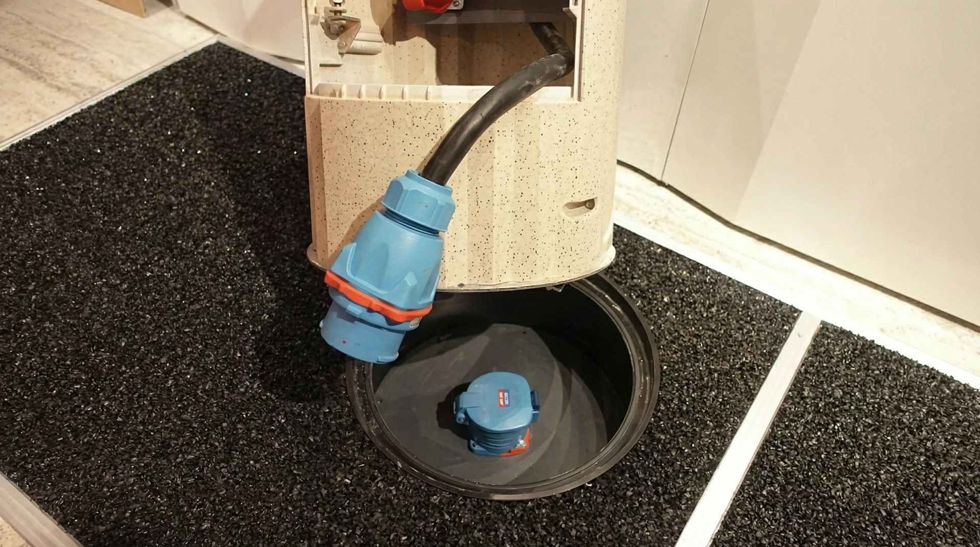 Scène d'atelier industriel en intérieur avec composants électriques sur surface neutre