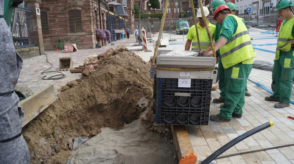 Intérieur d'une installation électrique industrielle avec armoires de distribution