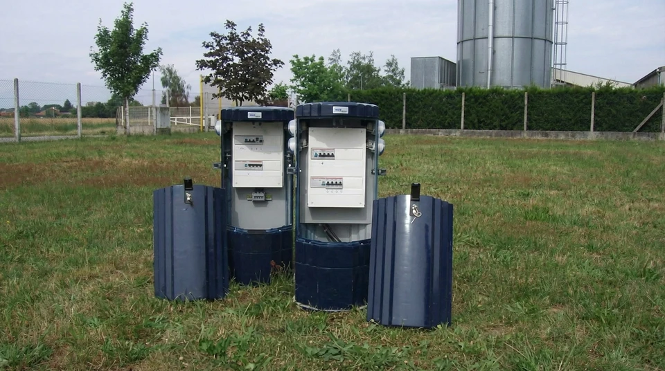 Atelier int&eacute;rieur avec technicien utilisant perceuse &eacute;lectrique professionnelle sur pi&egrave;ce m&eacute;tallique