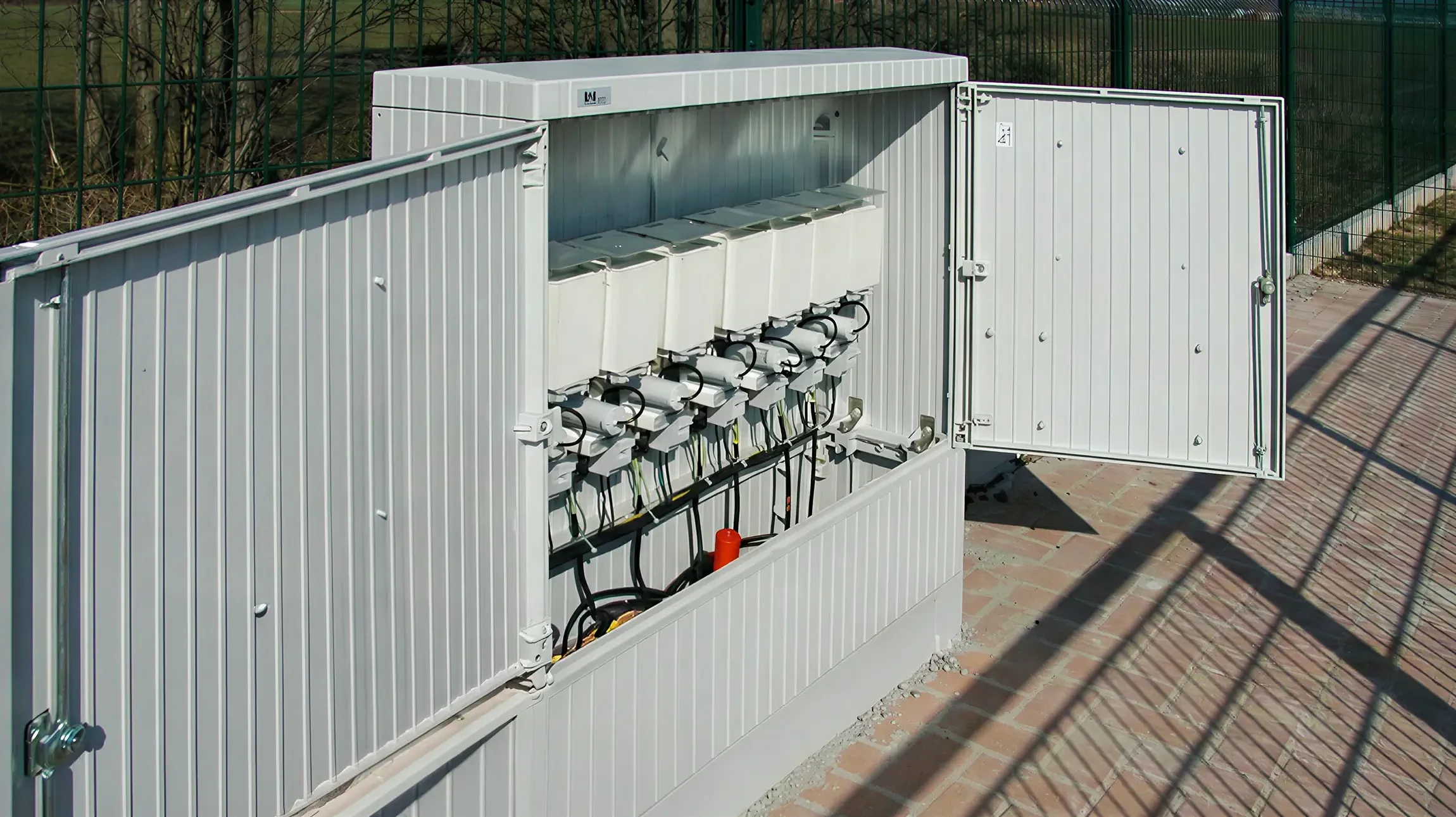 Scène d'atelier ou d'entrepôt industriel avec bobine de câble électrique sur fond neutre