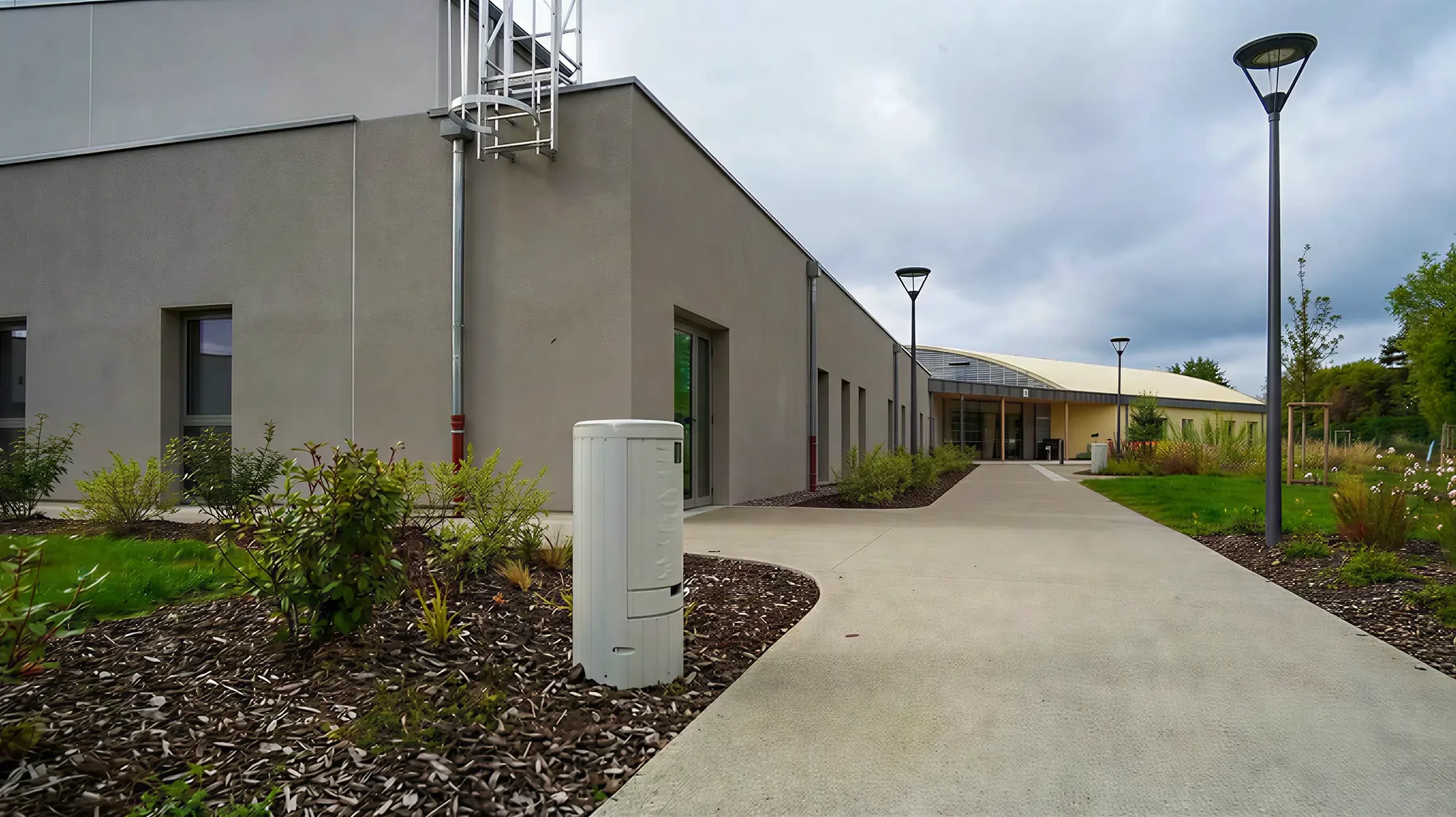 Intérieur d'armoire électrique industrielle ouverte révélant l'installation électrique complexe